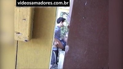 فضول از زوج جوانی فیلم می گیرد که لعنتی می شوند تا زمانی که فیلم ویدیویی را کشف می کند